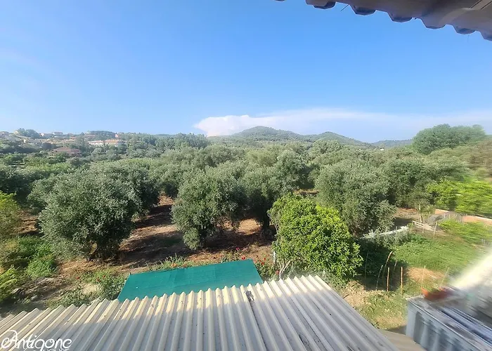 Antigone House בית נופש *
