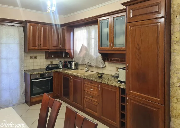 בית נופש Antigone House *